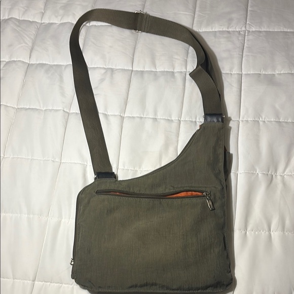 Baggallini Olive Green Crossbody Bag Lighweight Multiple Pockets - Picture 5 of 11